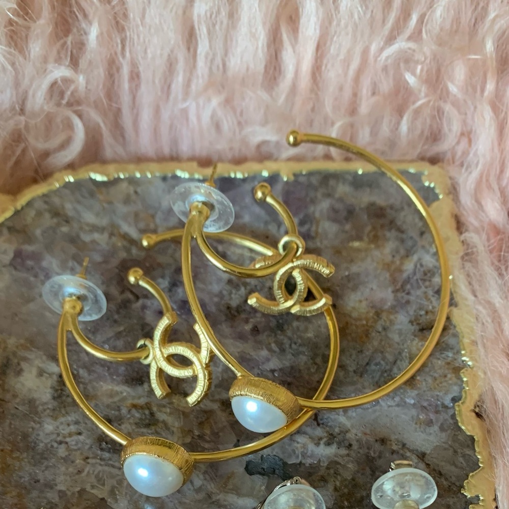 NIB Chanel Pearl Hoop Earrings - Picture 2 of 7